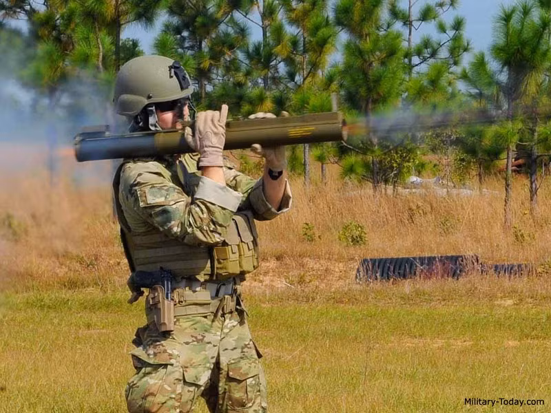 Mỗi quả đạn dùng cho súng chống tăng M72 LAW nặng 1,8kg. Tốc độ đầu nòng của đạn là 145 m/s.