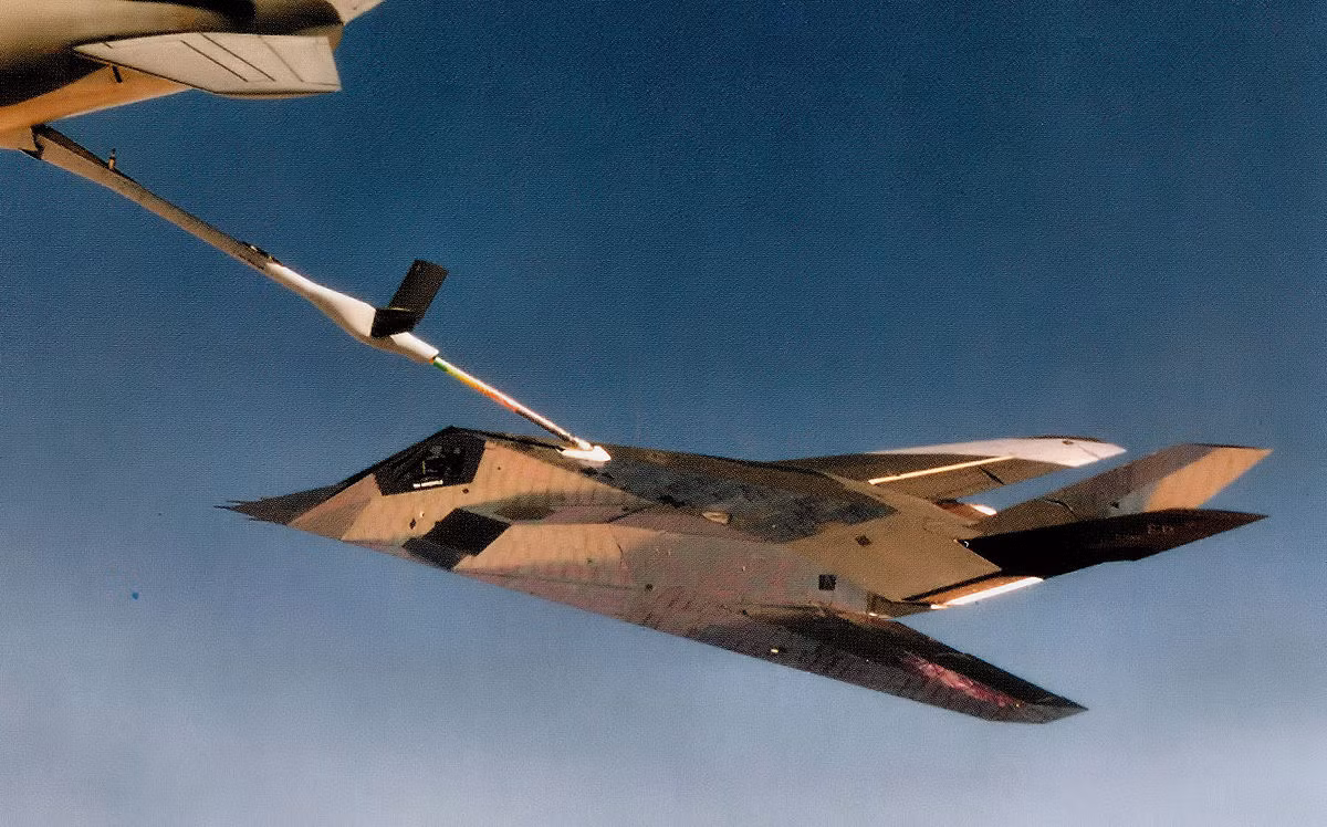 Lý do tại sao Mỹ đưa các máy bay tàng hình F-117 Nighthawk ra bay thử và liệu trong tương lai loại máy bay này có được Không quân Mỹ đưa vào sử dụng trong biên chế hay không vẫn là điều bí ẩn. Nguồn ảnh: Pinterest.