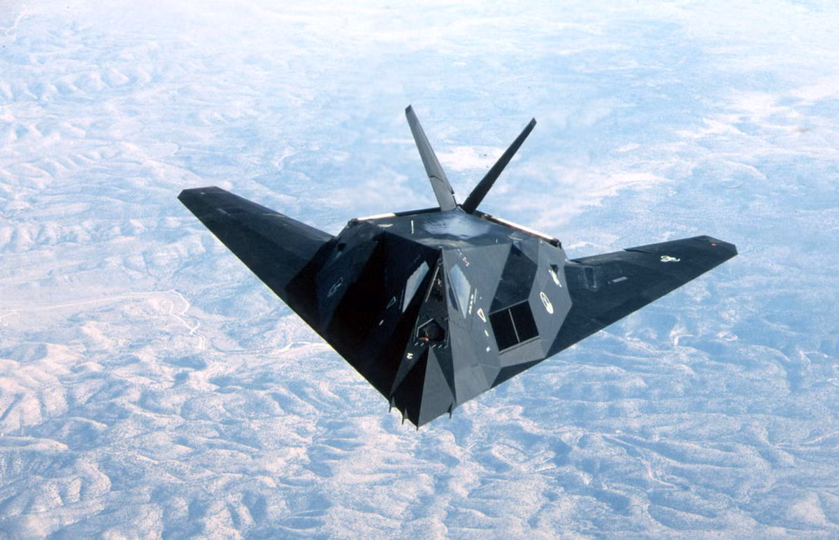 Trong cuộc xung đột ở Nam Tư, một chiếc máy bay tàng hình F-117 Nighthawk đã bị phòng không Nam Tư bắn hạ bằng tổ hợp tên lửa SAM-3 - tổ hợp phòng không ra đời từ năm 60 của thế kỷ trước. Đây cũng là chiếc F-117 duy nhất từng bị bắn hạ. Nguồn ảnh: Pinterest.