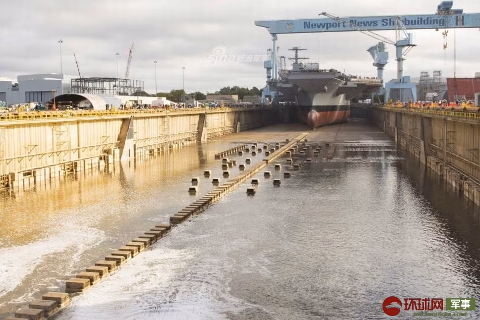 Đây là tàu sân bay thứ hai của Hải quân Mỹ được đặt tên USS John F. Kennedy và là chiếc thứ ba trong lực lượng này được đặt tên theo dòng họ Kennedy. Chiếc USS John F. Kennedy gần đây nhất từng phục vụ Hải quân Mỹ từ năm 1968 tới năm 2007. Nguồn ảnh: Sina.