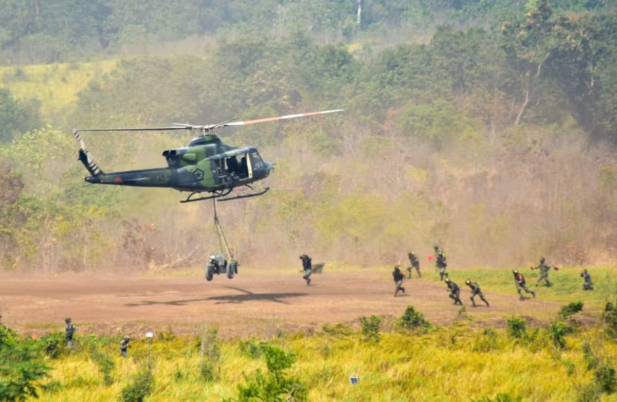 Cùng với đó là một lượng lớn trực thăng vận tải các loại Bell 204, Bell 412 cũng như Bo 105 được Indonesia nhập khẩu từ Mỹ và Đức. Nguồn ảnh: AMDR.