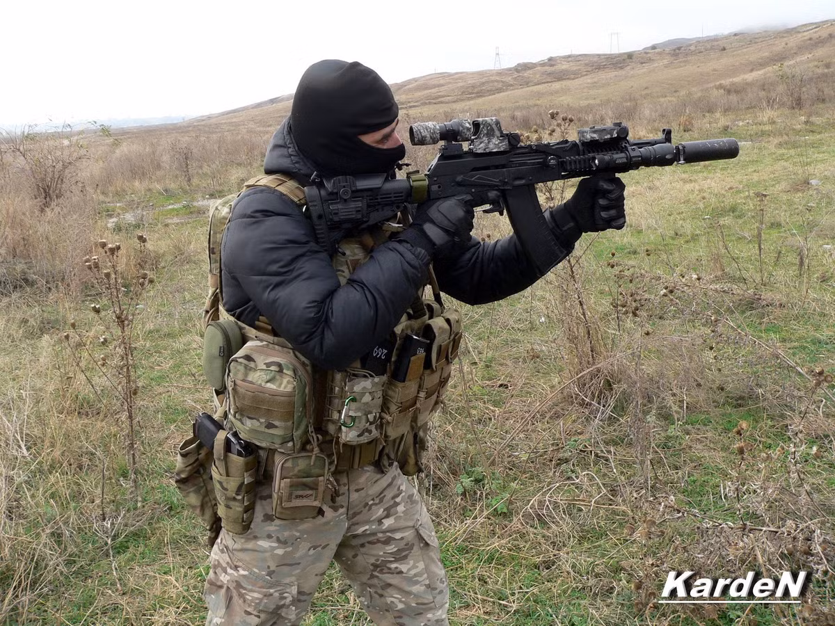 AK-105 thực tế lại không phải một khẩu súng trường tấn công. Đây chỉ là phiên bản cạc-bin của khẩu AK-74M. Tuy nhiên về thiết kế và cách sử dụng, AK-105 lại không có mấy khác biệt so với các phiên bản AK-102 và AK-104. Nguồn ảnh: Pinterest.