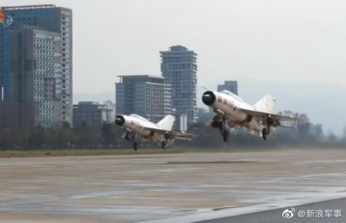 Chưa hết, trong khi nhiều quốc gia trên thế giới trong đó có Việt Nam đã cho MiG-21 về hưu, Triều Tiên vẫn tiếp tục sử dụng loại máy bay này trong biên chế. Hiện tại trong biên chế của Triều Tiên còn 26 chiếc MiG-21 đang hoạt động và 120 chiếc J-7 - phiên bản MiG-21 do Trung Quốc chế tạo. Nguồn ảnh: Sina.