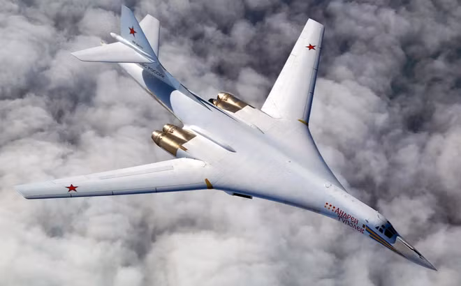 Theo thông báo mới nhất, vào ngày 28-11, chiếc Tu-160M2 đầu tiên đã được đưa từ xưởng sản xuất đến trạm thử nghiệm bay của nhà máy hàng không Kazan để bắt đầu các bài kiểm tra, đánh giá