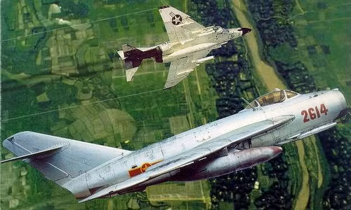 Việc tốc độ tối đa của MiG-17 thấp hơn nhiều so với MiG-21 (1.100 km/h so với 2.100 km/h) tưởng chừng như là một yếu điểm nhưng lại có thể coi là một ưu điểm của MiG-17 trong tay Không quân Việt Nam khi chúng ta thường đánh theo kiểu đón lõng, bổ nhào vào đội hình địch sau đó bẻ ngoặt gấp để thoát ra ngoài. Nguồn ảnh: TL.