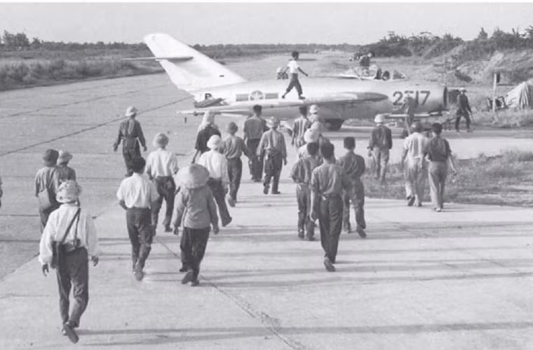 Như đã nói ở trên, do MiG-17 có khả năng bẻ ngoặt cực tốt, nó có thể thoát ra khỏi đội hình địch một cách nhanh chóng. Các chiến đấu cơ F-4 Phantom II của Mỹ vốn dĩ cũng có tốc độ cao hơn, sẽ cần vòng cua rộng hơn để bắt đầu bám đuổi theo tiêm kich MiG-17 của phi công ta. Nguồn ảnh: TL.