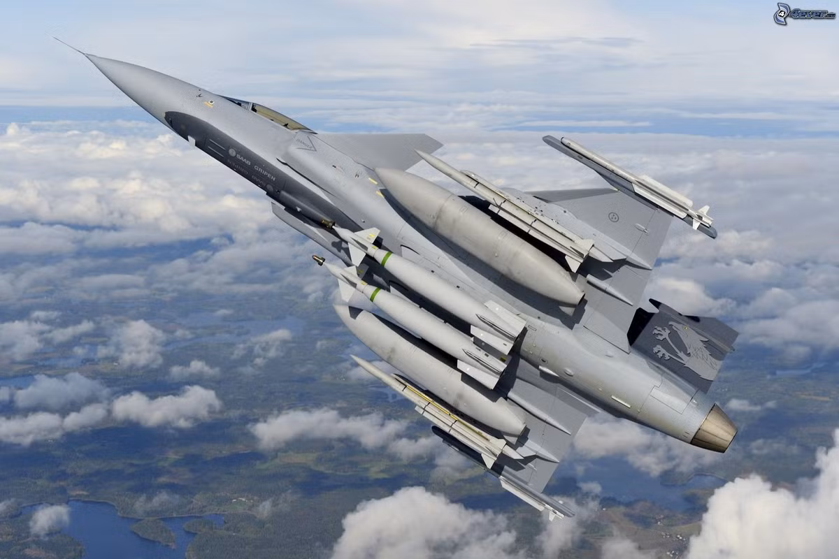 So với các tiêm kích thế hệ bốn của Nga như Su-27 và Su-30, chiến đấu cơ JAS 39 Gripen của Thuỵ Điển có giá mua mới gần tương đương nhưng chi phí vận hành lại rẻ hơn rất nhiều. Nguồn ảnh: Pinterest.