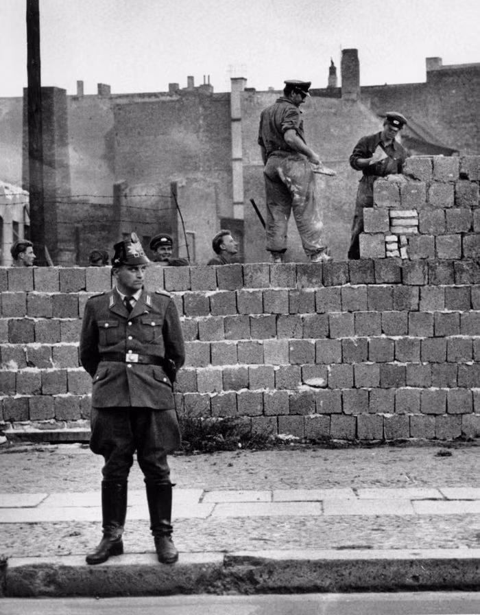  Bức tường Berlin bắt đầu được xây dựng vào ngày 3/8/1961 bởi chính quyền Đông Đức kèm theo sức ép của Liên Xô. Nguồn ảnh: BI.