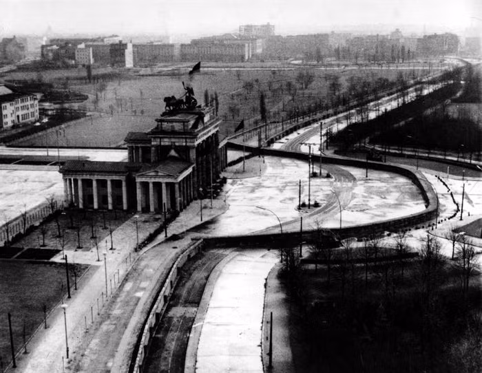 Tính tới ngày 9/11/1989 - ngày Bức tường Berlin bị đục thủng, bức tường này đã tồn tại được 10.316 ngày. Nguồn ảnh: BI.