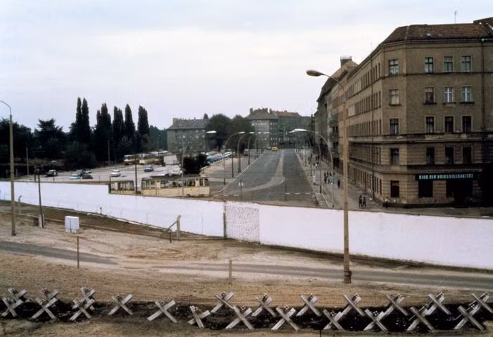 Từ năm 1961 tới năm 1989 - thời gian mà Bức tường Berlin trụ vững - người dân Đông Đức và Tây Đức vẫn có thể qua lại giữa hai bên nhưng thủ tục cực kỳ nhiêu khê và khó khăn. Nguồn ảnh: BI.
