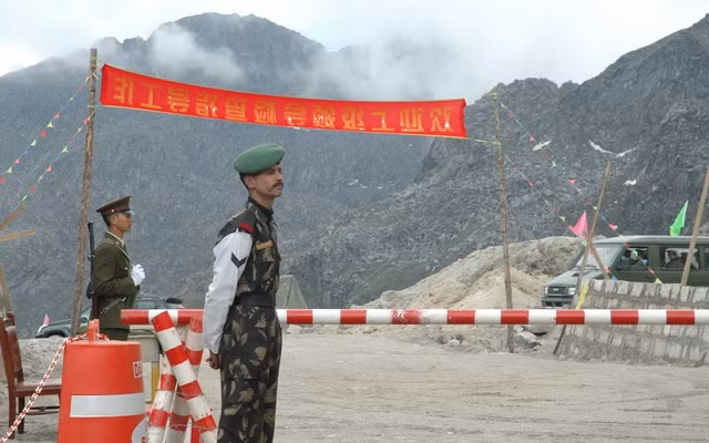 Trong buổi họp báo vừa mới diễn ra ở New Delhi, phía Ấn Độ đã lên án việc Trung Quốc không tuân thủ theo nguyên tắc quốc tế, liên tục xâm phạm biên giới trên bộ giữa hai quốc gia này khiến căng thẳng leo thang không cần thiết. Nguồn ảnh: Sinonews.