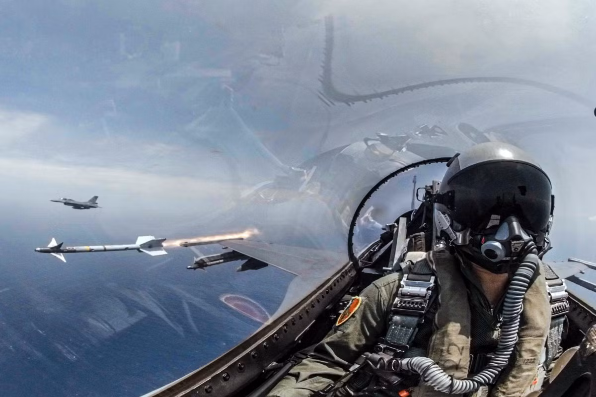 Ngay lập tức, toàn bộ máy bay Mỹ ở căn cứ Không quân Misawa đã bị lệnh dừng bay để điều tra nguyên nhân. Ban đầu, nguyên nhân vụ việc được cho là sự cố của phi công nhưng cũng không loại trừ khả năng quả bom này hoặc giá gắn nó vào máy bay có vấn đề. Nguồn ảnh: Pinterest.