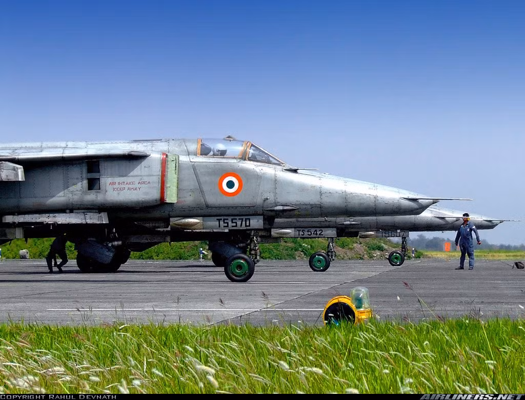 Không quân Ấn Độ cho biết, những cường kích cơ MiG-27 phiên bản MiG-27UPG cuối cùng của nước này sẽ thực hiện chuyến bay "chót" từ căn cứ quân sự Jodhpur ở Rajasthan, Tây Bắc Ấn Độ vào cuối tháng 12 này. Nguồn ảnh: Airliners.