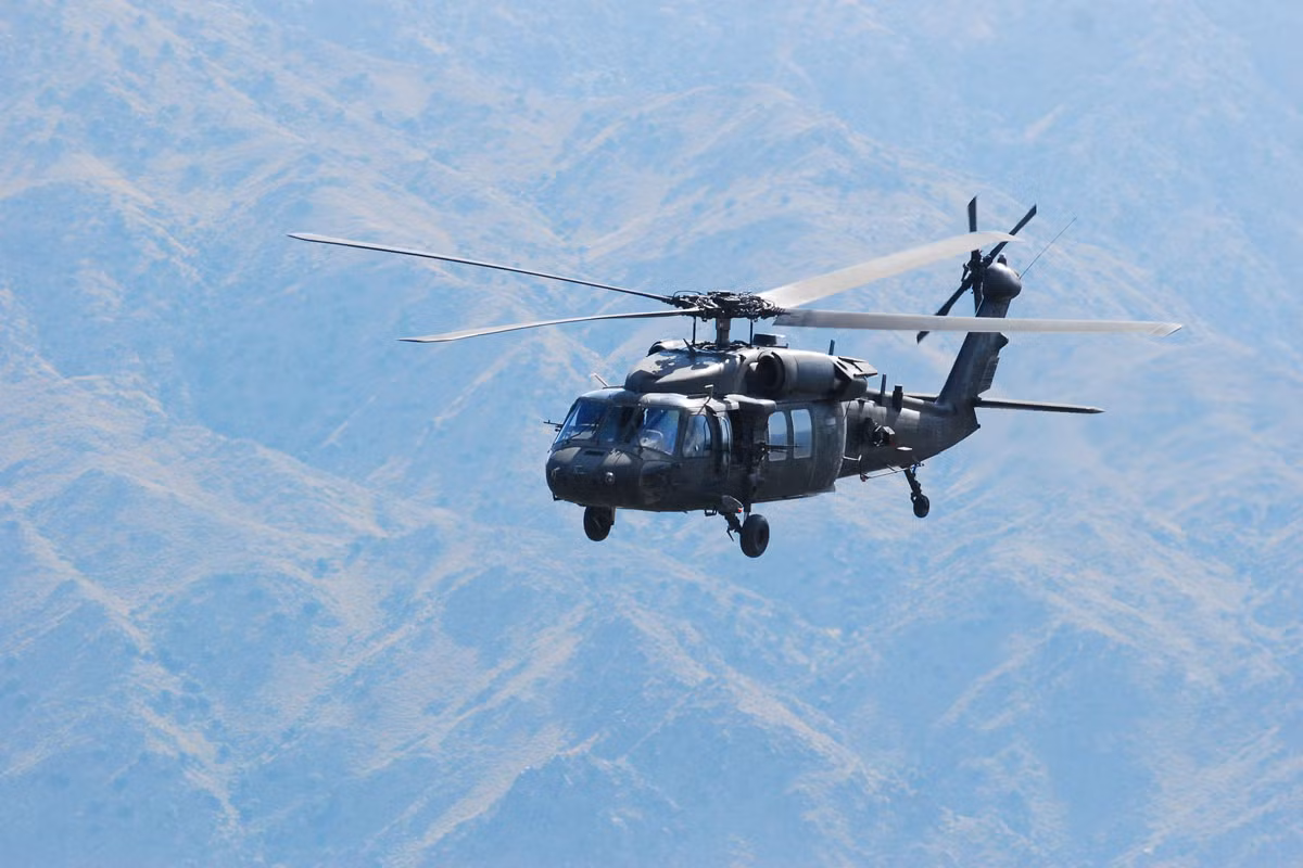 Tốc độ tối đa mà UH-60 có thể đạt được là 294 km/h và tốc độ giới hạn chịu đựng của chiếc trực thăng này là 357 km/h. Tầm bay tối đa của UH-60 có thể đạt tới 2220 km với hai thùng xăng phụ treo hai bên cánh. Nguồn ảnh: BI.