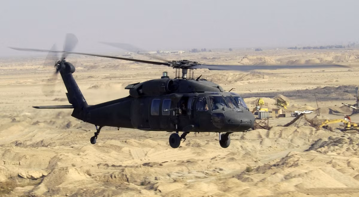 Trực thăng Black Hawk có trọng lượng rỗng khoảng 4,8 tấn, trọng lượng cất cánh tối đa 10,6 tấn. Cánh quạt chính của trực thăng có cấu tạo bốn lá trong đó có hai lá cánh dài và hai lá cánh ngắn, quay với tốc độ tối đa 258 vòng/phút. Nguồn ảnh: BI.