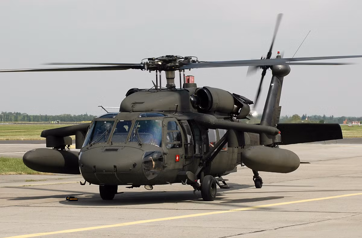 UH-60 với cấu hình cánh treo thùng xăng phụ được lắp thêm vào hai bên khi thực hiện các chuyến bay hành trình ở khoảng cách dài. Nguồn ảnh: BI.