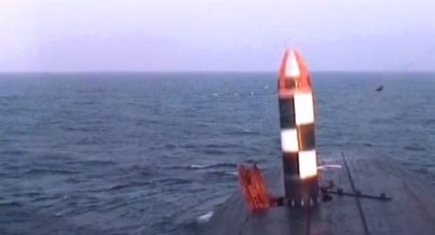 Cũng trong đợt thử nghiệm này, hôm 30/10, tàu Knyaz Vladimir đã lần đầu phóng tên lửa đạn đạo xuyên lục địa RSM-56 Bulava từ dưới nước và đánh trúng mục tiêu tại thao trường Kura ở vùng Kamchatka thuộc vùng Viễn Đông nước Nga. Cùng với đó, tàu Knyaz Vladimir cũng thực hành bắn ngư lôi vào các mục tiêu dưới nước và trên mặt đất.