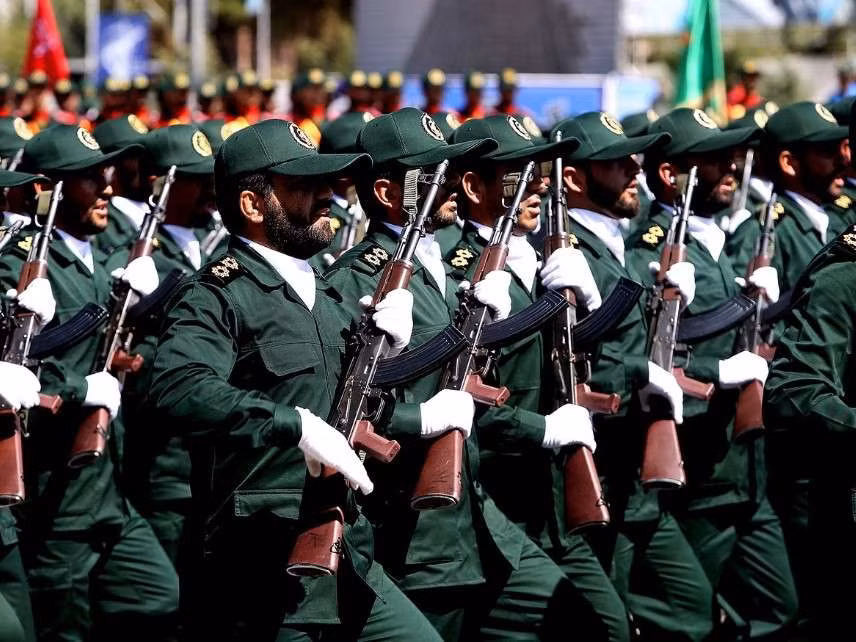 Điểm khác biệt lớn nhất của Iran so với những quốc gia từng xảy ra Cách Mạng Màu đó là Iran có lực lượng Vệ binh Cách Mạng. Đây là lực lượng được thành lập ngay sau khi Cách mạng Hồi giáo ở Iran thành công, tách biệt hoàn toàn với quân đội và cảnh sát. Nguồn ảnh: Pinterest.