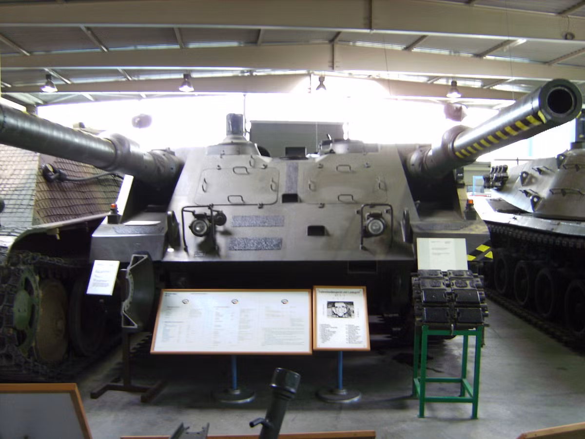 Kèm theo đó là VT-1 không có hệ thống nạp đạn tự động. Điều này có nghĩa là riêng một nạp đạn viên của chiếc VT-1 sẽ phải gánh vác phần việc cực kỳ nặng nề khi phải "hầu" cả hai khẩu pháo 105mm này. Nguồn ảnh: Wiki.