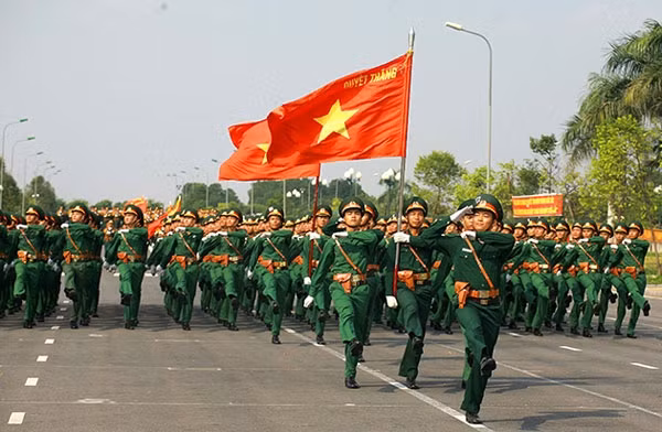 Sách trắng Quốc phòng Việt Nam 2019 cũng khẳng định chính sách quốc phòng của Việt Nam là kiên quyết, kiên trì đấu tranh giải quyết mọi tranh chấp, bất đồng “bằng biện pháp hoà bình”, trên cơ sở luật pháp quốc tế, thực hiện phương châm “bảo vệ tổ quốc từ sớm, từ xa, sẵn sàng chống chiến tranh xâm lược”. Nguồn ảnh: QPVN.