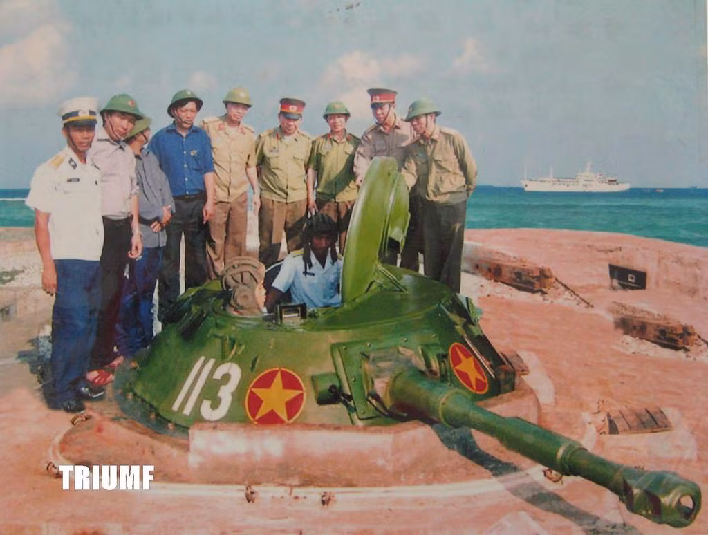 Trước đây, việc phòng thủ, bảo vệ biển đảo bằng chiến thuật chôn xe tăng với loại xe tăng được sử dụng là T-34-85. Tuy nhiên những hình ảnh mới đây nhất cho thấy Quân đội Việt Nam còn sử dụng cả xe tăng lội nước PT-76 cho nhiệm vụ này. Nguồn ảnh: TL.
