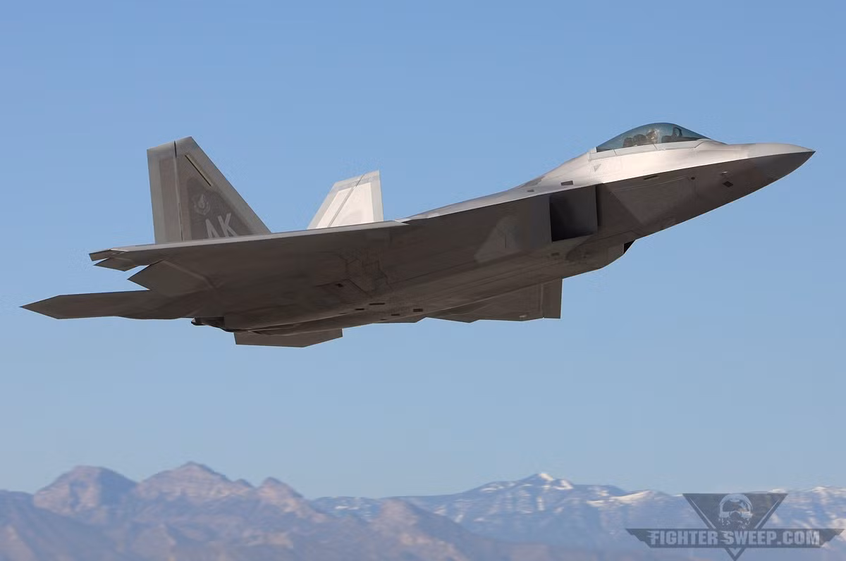 Ngay cả khi máy bay F-22 Raptor hết tên lửa tầm xa và phải chiến đấu trong phạm vi tầm gần, chúng vẫn có thể tận dụng tính năng tàng hình và áp sát chiến đấu cơ đối phương mà không bị phát hiện, lúc đó F-22 sẽ dùng tên lửa AIM-9X hoặc pháo 20mm Vulcan để tiêu diệt đối phương.