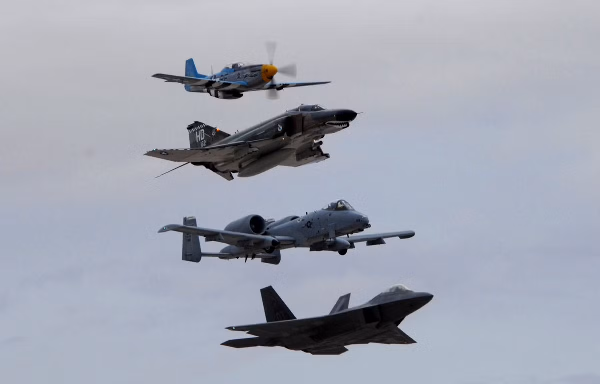 Khi phát hiện ra các chiến đấu cơ của Iran, radar trên F-22 khóa mục tiêu và phi công chỉ việc ấn nút phóng tên lửa AIM-120D có tầm bắn lên tới 180km để diệt mục tiêu.