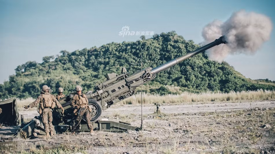 Như thường lệ, Thuỷ quân Lục chiến Mỹ đã xuất hiện với khẩu pháo M777. Đây là khẩu lựu pháo cỡ nòng 155mm của Quân đội Mỹ và được coi là khẩu pháo kéo "xương sống" của lực lượng này trong thời điểm hiện tại. Nguồn ảnh: USAM.