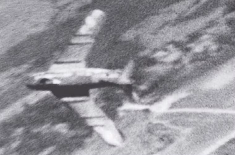 Chiến tích đầu tiên của Không quân Việt Nam với chiến đấu cơ MiG-17 là vào ngày 4/4/1965. Trong ngày này, hai chiếc F-105 Thunderchief (Thần Sấm) của Không quân Mỹ đã bị các chiến đấu cơ MiG-17 của Trung đoàn Không quân 921 bắn hạ. Nguồn ảnh: TL.