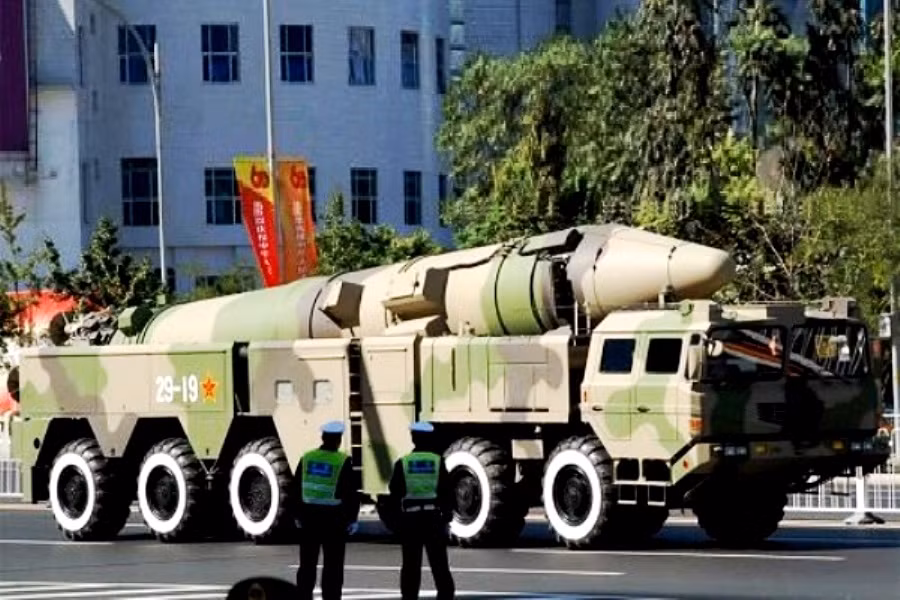 Tuy nhiên với khả năng thu thập tin tình báo và cảnh báo sớm trên các tàu chiến, tàu sân bay của Hải quân Mỹ hiện tại, tối đa cũng chỉ có thể phát hiện được tên lửa của đối phương trong tầm 400 km - quá may rủi cho công tác đánh chặn vì khoảng cách gần. Nguồn ảnh: Pinterest.