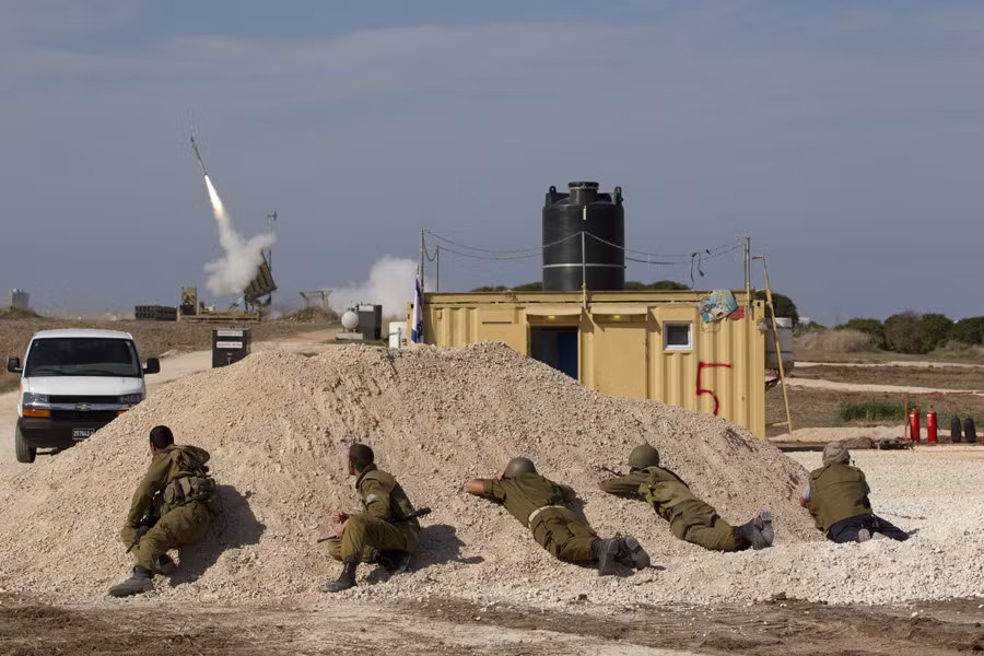 Nhiều nghiên cứu đã chỉ ra, Iron Dome không thể đánh hạ được rocket phóng đi từ tầm phóng dưới 5km. Mặc dù Israel không lên tiếng xác nhận điều này nhưng rõ ràng, phương thức phòng thủ của Iron Dome là hơi... cồng kềnh. Nguồn ảnh: Pinterest.