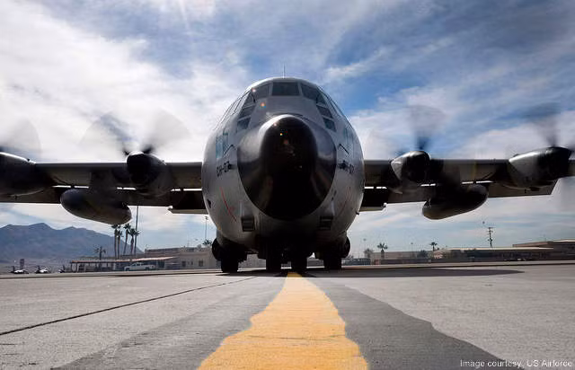 Do có kích thước lớn, trọng lượng quá nặng nên vận tải cơ C-130J cần đường băng tiêu chuẩn dài 3000 ft tương đương 1000 mét - giống với đường băng của máy bay chở khách - để có thể cất - hạ cánh. Nguồn ảnh: USAF.