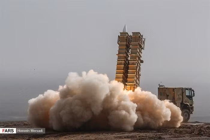 Mỹ đã triển khai một nhóm tác chiến tàu sân bay, 4 oanh tạc cơ B-52, máy bay tàng hình F-22 và tổ hợp phòng không Patriot đến Trung Đông sau khi phát hiện Iran chuyển tên lửa đạn đạo tầm ngắn lên các tàu ở vịnh Ba Tư.