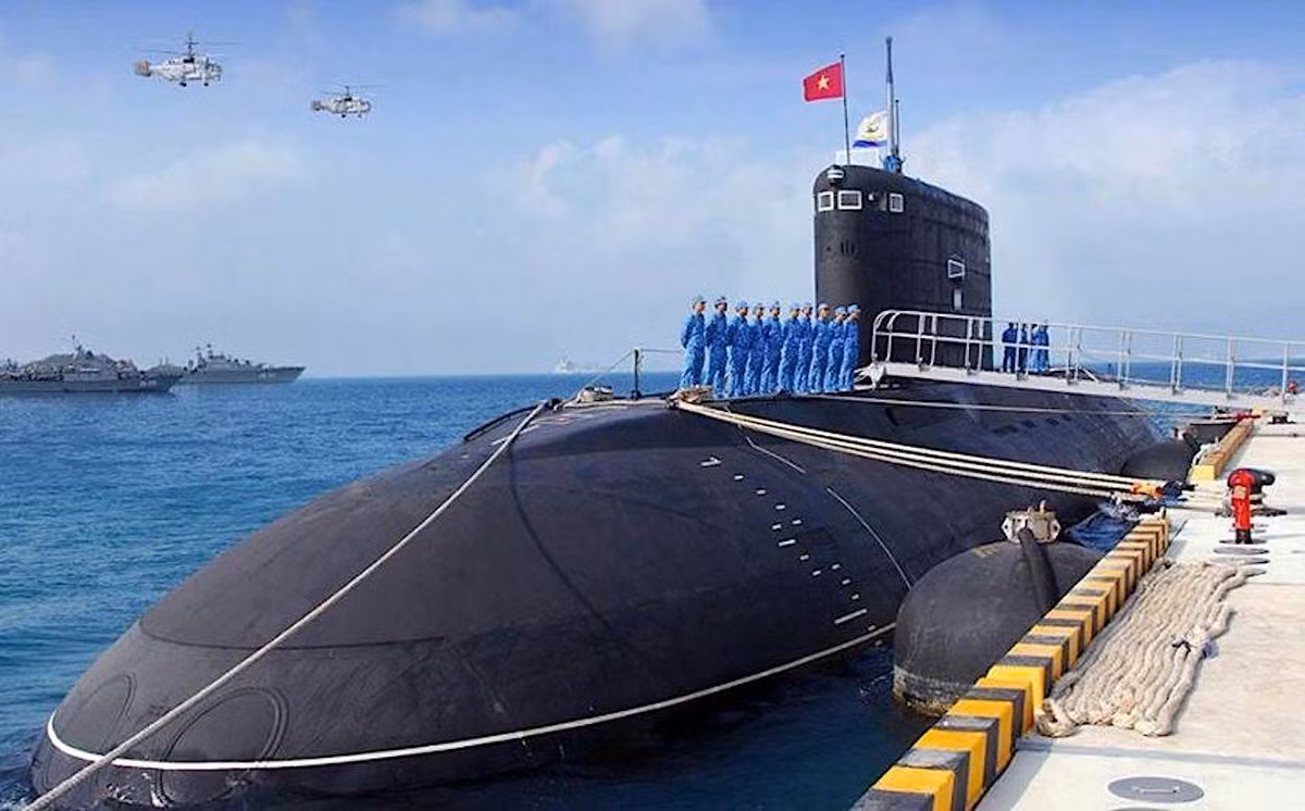 Cụ thể, các tàu ngầm Kilo lớp cải tiến có khả năng đạt tốc độ 17 hải lý giờ tương đương 31 km/h khi di nổi và tối đa 20 hải lý giờ - tương đương 37 km/h khi lặn. Gần như mọi loại tàu ngầm hiện đại ngày nay đều di chuyển lúc lặn nhanh hơn lúc nổi do được tối ưu hoá về thiết kế để phục vụ việc lặn. Nguồn ảnh: BHQ.