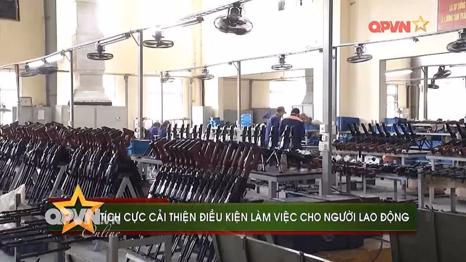 Tại nhà máy Z111, quá trình sản xuất súng AKM-1 và PKMS cũng như các loại vũ khí bộ binh, vũ khí nhẹ khác đang được diễn ra với quy trình đảm bảo, rút ngắn đáng kể thời gian chế tạo. Nguồn ảnh: QPVN.