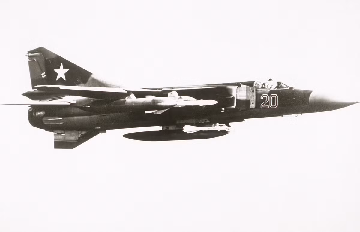 Thay vào đó, Việt Nam chọn mua một vài chiến đấu cơ Su-22M và cố gắng tìm cách tiếp cận, sở hữu chiến đấu cơ thế hệ bốn đời mới và hiện đại bậc nhất của Nga đó là Su-27 và sau này là Su-30. Nguồn ảnh: Pinterest.