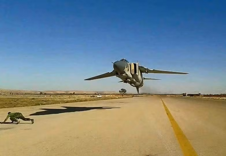 MiG-23 được phân vào loại tiêm kích - bom do khả năng mang vác vũ khí và cơ động cực tốt của nó so với các máy bay cùng thời. Tốc độ tối đa mà loại máy bay này có được lên tới 2.500 km/h tương đương Mach 2.35; trần bay tối đa 18.300 mét và mang theo được tối đa 3 tấn vũ khí. Nguồn ảnh: Pinterest.