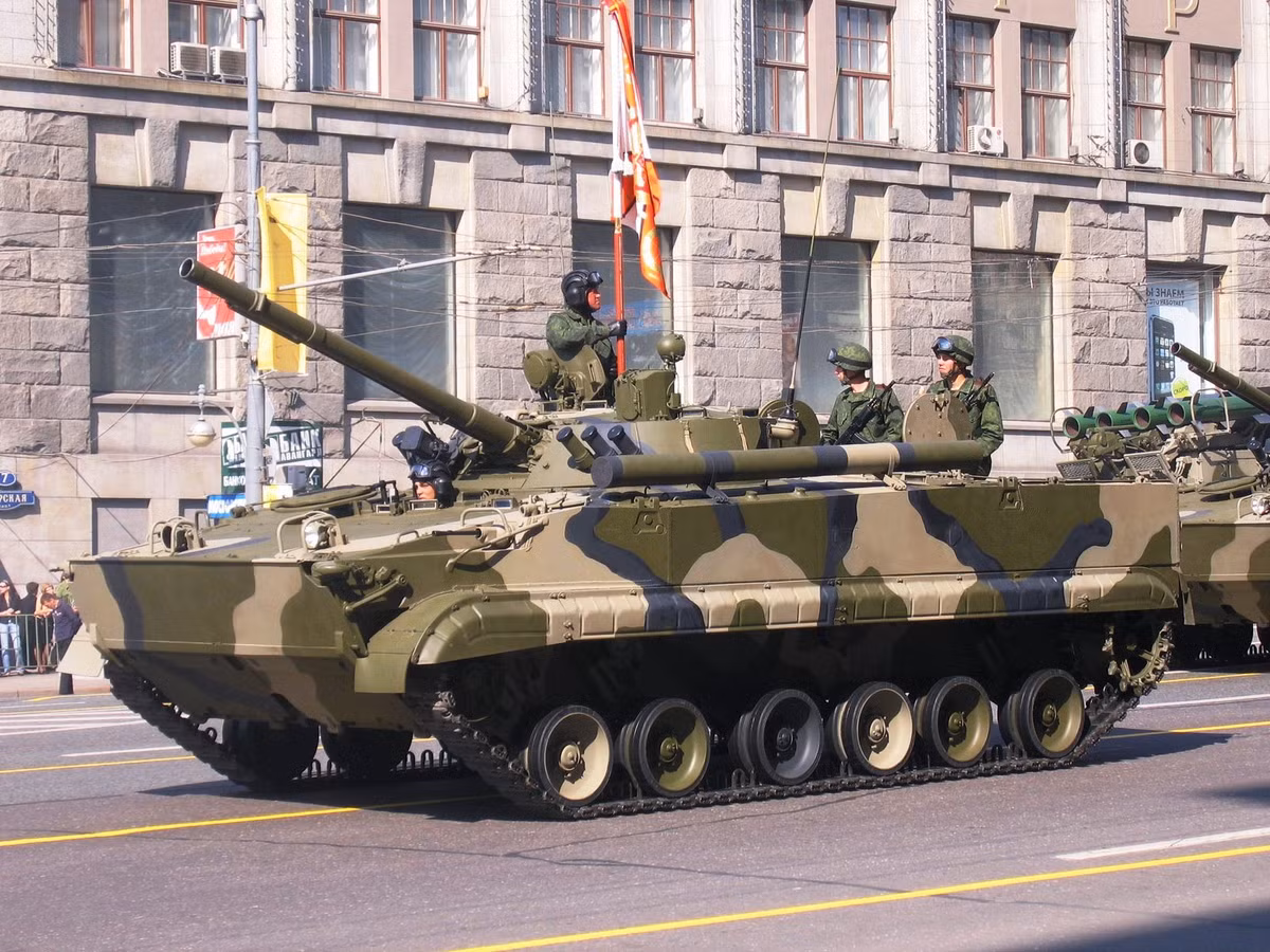 BMP-3 có thiết kế bọc thép cực kỳ hiện đại với hợp kim nhôm kết hợp với thép ở một vài khu vực. Phần mũi xe được bọc thép dày 35mm và vát nghiêng - đủ để BMP-3 đối đầu với nhiều loại hoả lực mạnh của đối phương. Nguồn ành: Rumil.