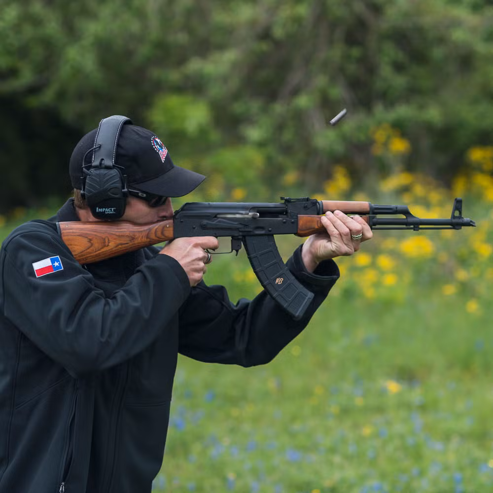 Về cơ bản, khẩu AK-47 là một khẩu súng rẻ tiền, dễ chế tạo, dễ bảo dưỡng, dễ sử dụng và uy lực cực kỳ cao. Khẩu súng này còn có khả năng chịu thời tiết rất tốt, hoạt động trơn tru trong những môi trường khắc nghiệt nhất. Nguồn ảnh: Pinterest.