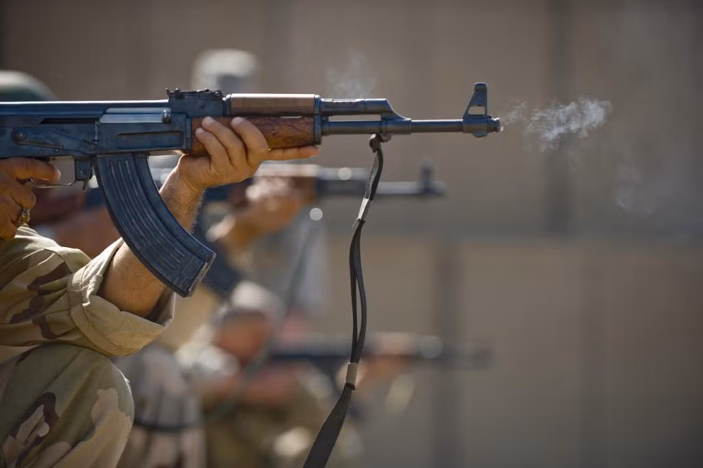 Bản thân Mikhail Kalashnikov cùng với Liên Xô chưa bao giờ... đăng ký bản quyền thiết kế cho khẩu súng trường tấn công này, vậy nên dù ở bất cứ đâu, trong bất cứ điều kiện nào, khẩu AK-47 vẫn có thể được sản xuất hàng loạt một cách hợp pháp. Nguồn ảnh: Forces.