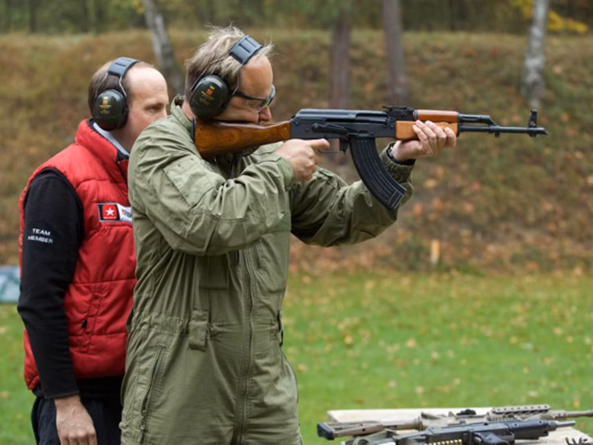 Thành công của khẩu súng trường tấn công AK-47 đã vượt ngoài sức tưởng tượng của Mikhail Kalashnikov khi mà nó sớm trở thành loại vũ khí phổ biến trên khắp thế giới, xuất hiện trong gần như mọi cuộc xung đột kể từ khi nó ra đời tới nay. Nguồn ảnh: Pinterest.