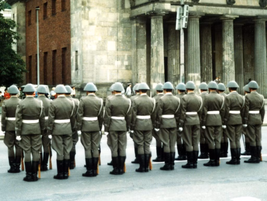 Đông Đức cũng là quốc gia duy nhất trong khối liên minh quân sự Warsaw cho phép những người "phản đối lệnh nghĩa vụ quân sự" được tham gia quân đội nhưng không phải gia nhập các đơn vị trực tiếp chiến đấu. Nguồn ảnh: Pinterest.