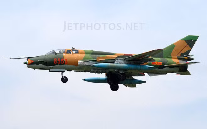 Thậm chí ngay cả khi bay ở độ cao sát mực nước biển, tốc độ của Su-22 vẫn vượt âm - lên tới 1400 km/h tương đương với Mach 1.13. Nguồn ảnh: Jetphotos.