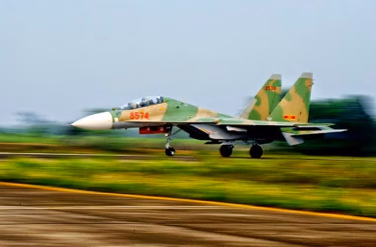 Sở dĩ Su-30MK2V có tốc độ thấp hơn so với Su-22 là do học thuyết không chiến khi Su-30MK2V ra đời đã thay đổi rất nhiều so với thời Su-22. Theo đó, tốc độ không còn là yếu tố sống còn của một chiến đấu cơ. Nguồn ảnh: KQVN.