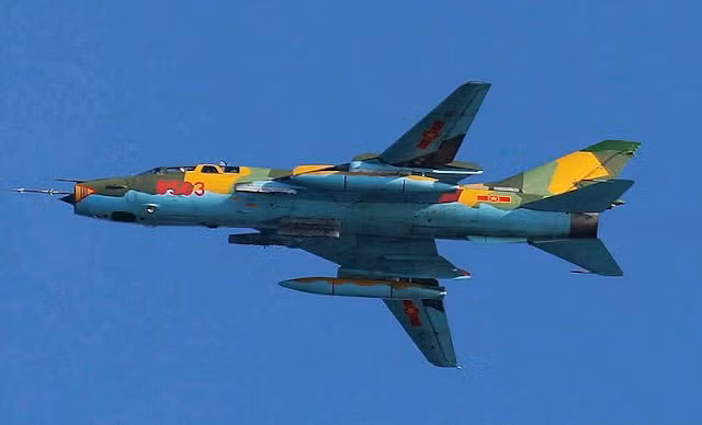 Với thiết kế cánh cụp cánh xoè kinh điển, tiêm kích - bom Su-22 của Không quân Việt Nam có thể đạt tốc độ bay tối đa lên tới 1860 km/h khi bay ở độ cao lớn. Nguồn ảnh: KQVN.
