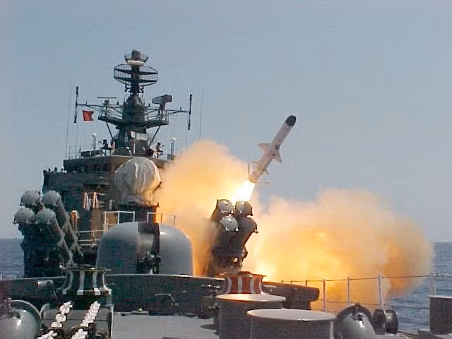 Một trong những điểm yếu của Kh-35 đó là nó có tốc độ khá chậm, tối đa chỉ bay được với tốc độ Mach 0.8. Ở tốc độ này, nhiều loại vũ khí có thể đánh chặn được Kh-35 trong đó bao gồm cả các loại pháo tự động tầm gần. Nguồn ảnh: TL.