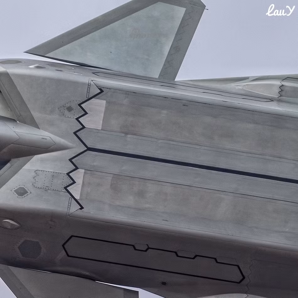 Phần khoang vũ khí của J-20 được thiết kế với những đường gờ rất rõ ở khu vực nắp tiếp xúc với thân. Giống với nhiều loại chiến đấu cơ thế hệ 5 khác, khi mở khoang vũ khí, J-20 sẽ mất đi khả năng tàng hình. Nguồn ảnh: Sina.