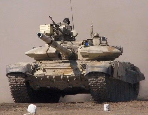 Chưa rõ, chiếc xe tăng chủ lực T-90 gặp tai nạn trong vụ việc là phiên bản T-90 do Nga cung cấp cho Ấn Độ hay là phiên bản xe tăng Ấn Độ tự sản xuất. Thông thường, các phiên bản T-90 do Ấn Độ tự sản xuất sẽ có tỷ lệ lỗi và hỏng hóc cao hơn so với "hàng Nga". Nguồn ảnh: QQ.