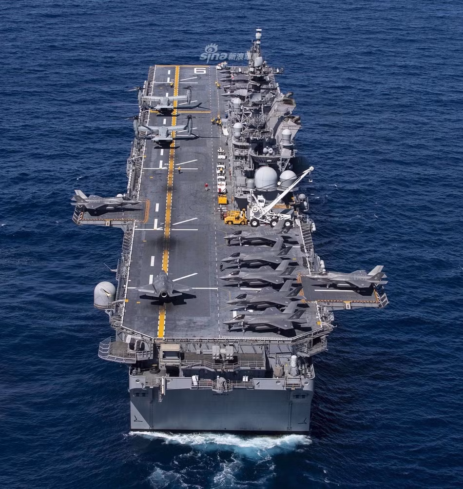 Tổng cộng có 13 chiến đấu cơ F-35B đã được triển khai trên boong cất cánh của tàu đổ bộ tấn công này. Ngoài ra, nhiều khả năng dưới khoang của LHA-6 vẫn còn một lượng lớn F-35B khác được lưu trữ. Nguồn ảnh: Sina.