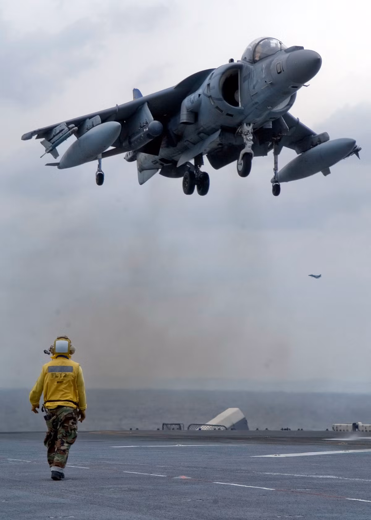 Thậm chí, xét một cách khách quan thì AV-8B còn lợi hại hơn cả F-35B vì nó có khả năng hạ cánh - cất cánh thẳng đứng hoàn toàn - nghĩa là không cần dọn đường băng cho AV-8B cất cánh mà nó sẽ cất cánh như trực thăng. Nguồn ảnh: Sina.